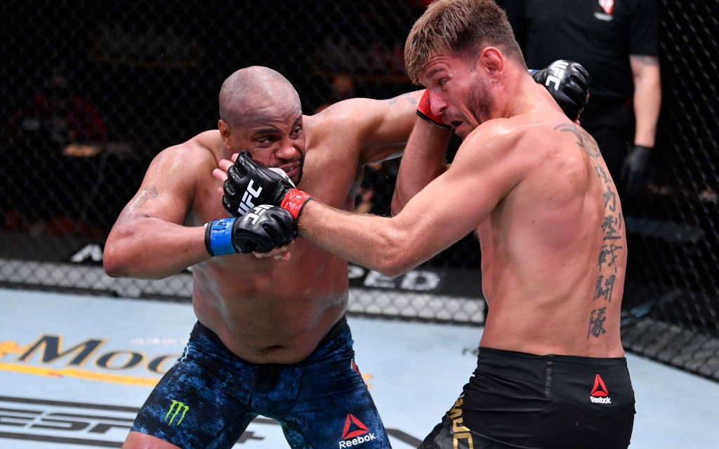 Stipe Miocic đánh bại kỳ phùng địch thủ Daniel Cormier, bảo vệ thành công chiếc đai hạng nặng của UFC