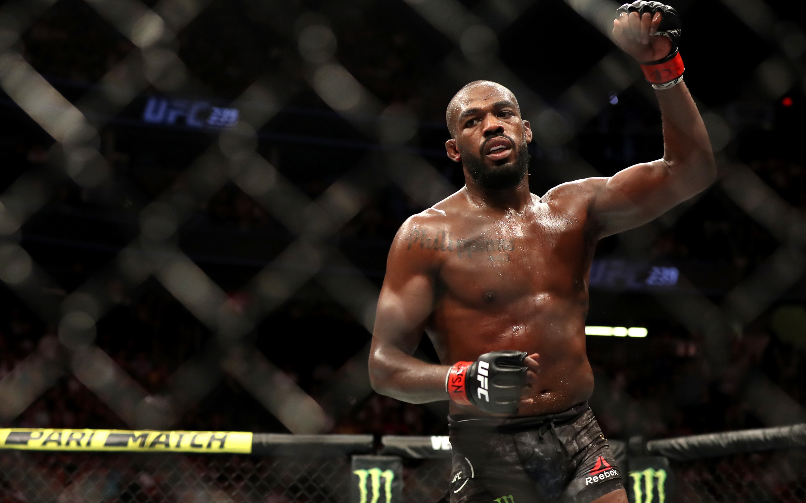 Jon Jones chính thức bỏ đai hạng dưới nặng, tính chuyển lên hạng cân mới ở UFC