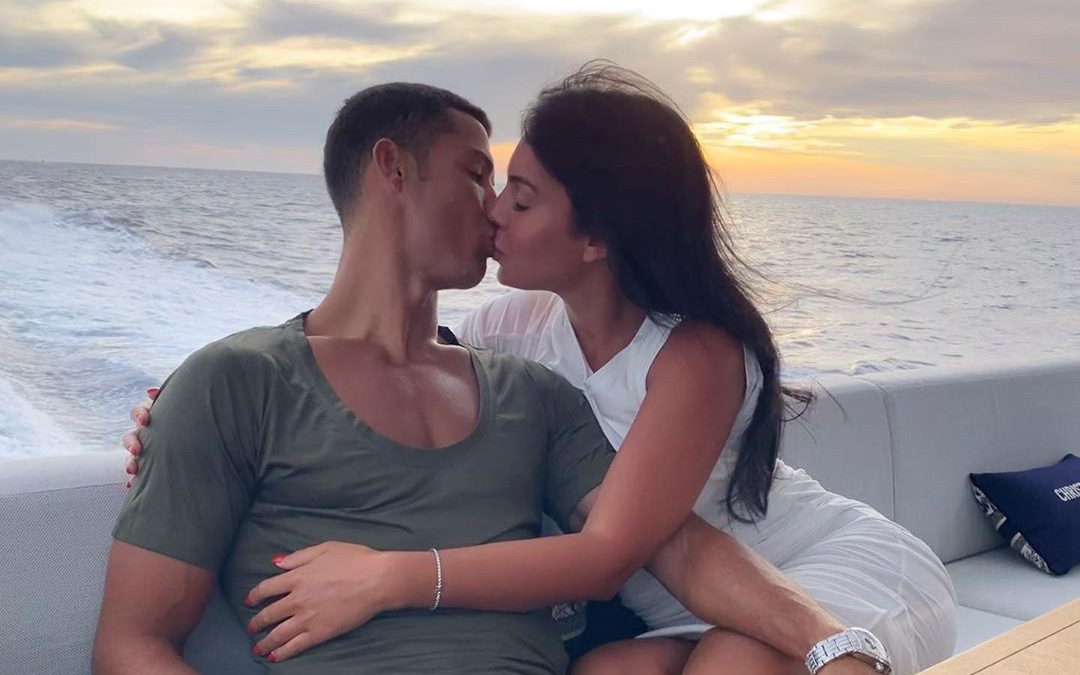 Georgina ngày càng ra dáng vợ Ronaldo: Vừa nữ công gia chánh vừa công khai khẳng định "chủ quyền" với bạn trai