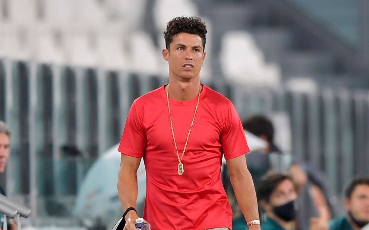 Ronaldo "mặc sai dress code" trong ngày Juve đăng quang ngôi vô địch Serie A lần thứ 9 liên tiếp