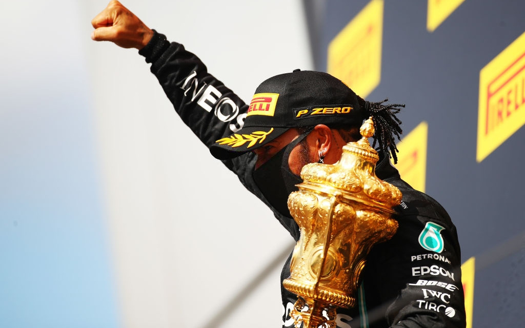 Nổ lốp ở vòng cuối, Lewis Hamilton vẫn thắng kịch tính tại British GP để lập thêm kỷ lục mới