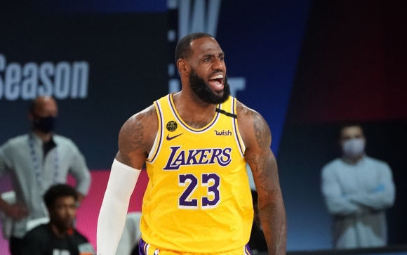 Los Angeles Lakers có chiến thắng Playoffs đầu tiên sau hơn 3,000 ngày khi vượt qua Portland Trail Blazers với tỉ số cách biệt