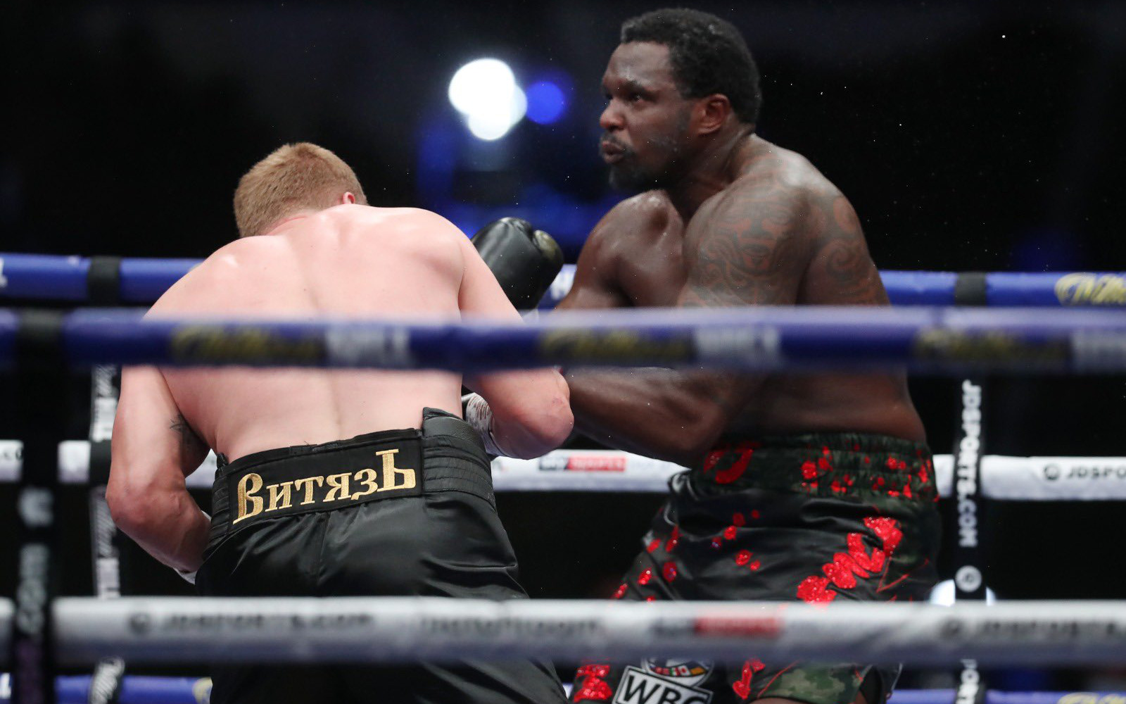 Dillian Whyte thua sốc trước Alexander Povetkin, mất luôn chiếc đai WBC hạng nặng vào tay đối thủ