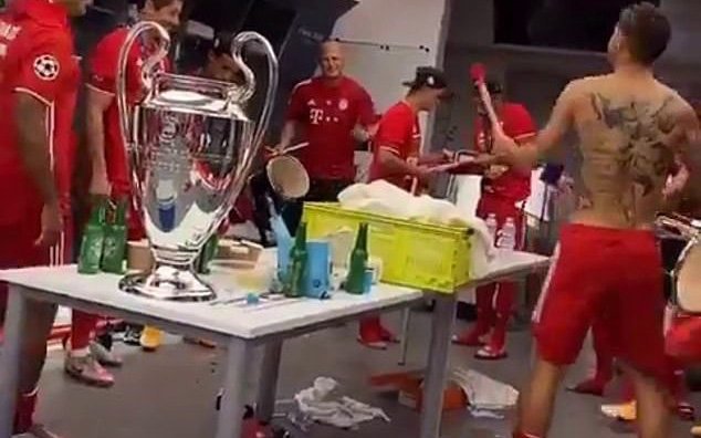 Bayern ăn mừng chức vô địch Champions League trên nền nhạc của một ca khúc thất tình