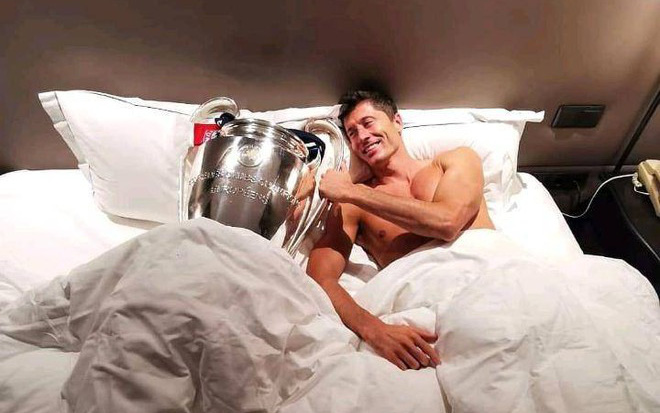 Không sợ vợ, sát thủ Lewandowski hớn hở đem cúp Champions League lên giường ngủ