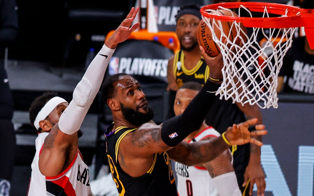 Los Angeles Lakers hủy diệt Portland Trail Blazers trong "Ngày Kobe" với phong độ rực sáng của LeBron James