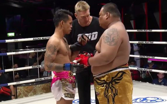 Võ sĩ Muay Thái khiến đối thủ "khổng lồ" xin thua bằng một đòn đá