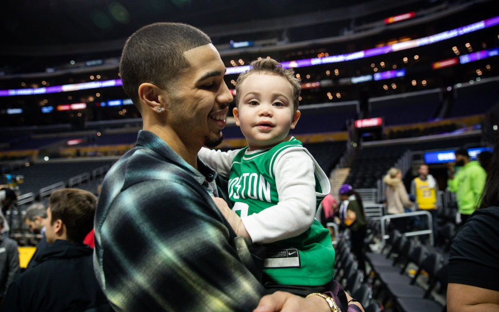 Tan chảy trước hình ảnh con trai Jayson Tatum cổ vũ bố trên khán đài trực tuyến