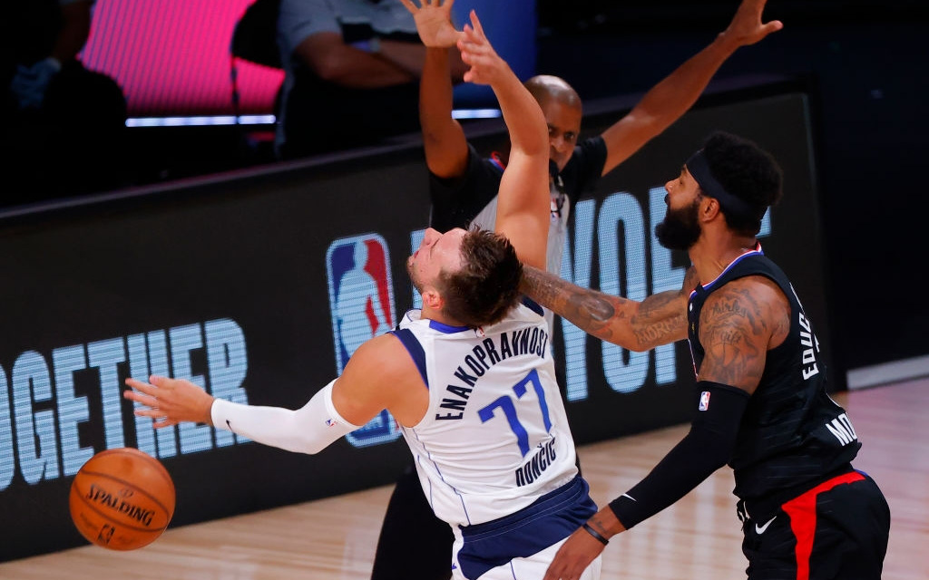 Marcus Morris tiếp tục phạm lỗi thô bạo với Luka Doncic: NHM và Luka Doncic chán nản với bóng rổ bạo lực