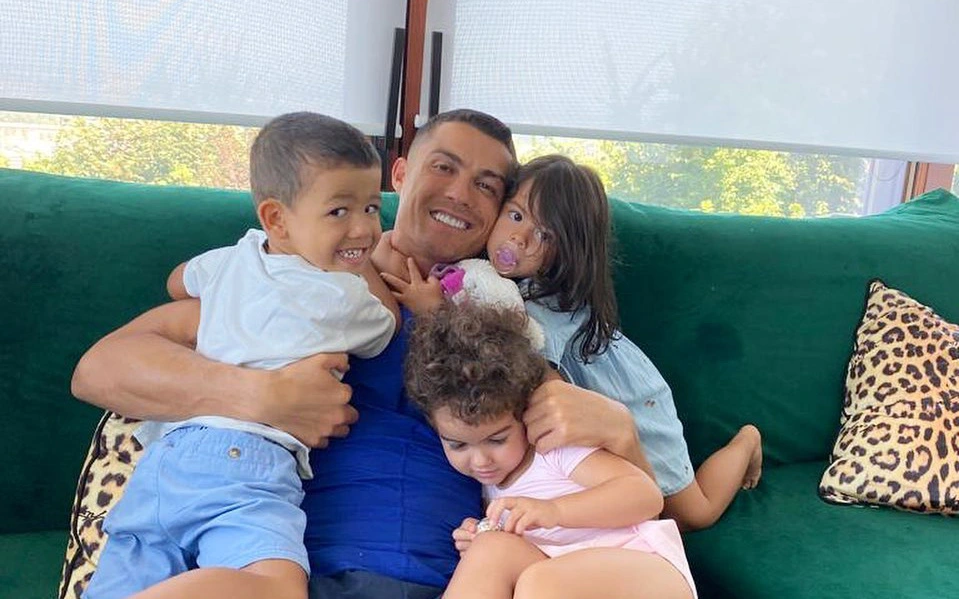 Ronaldo khoe ảnh ôm con đầy hạnh phúc: Ai tinh mắt sẽ nhận ra ngay một thay đổi fan chờ đợi bấy lâu