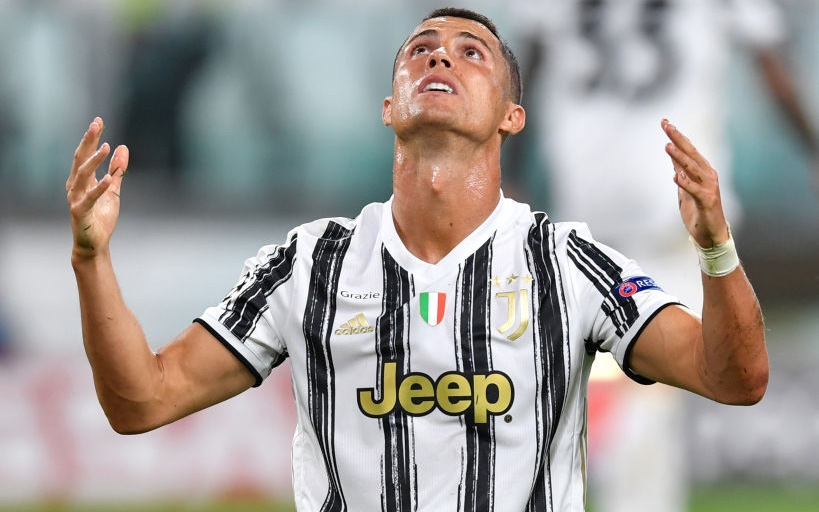 Nhói lòng trước hình ảnh buồn bã của Ronaldo khi đội nhà bị loại sốc tại Champions League