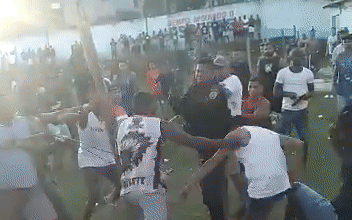 Ẩu đã dữ dội sau một trận bóng tại Brazil: Hàng trăm người tham gia vụ việc, cảnh sát dùng cả súng trường thẳng tay đánh CĐV