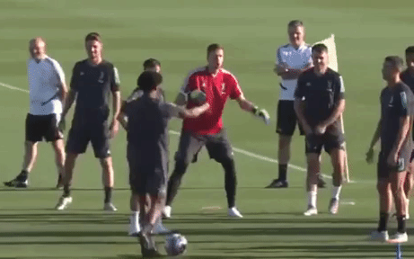 Khoảnh khắc Ronaldo suýt "làm thịt" đồng đội vì dám chọc quê kiểu ăn mừng mang thương hiệu của mình