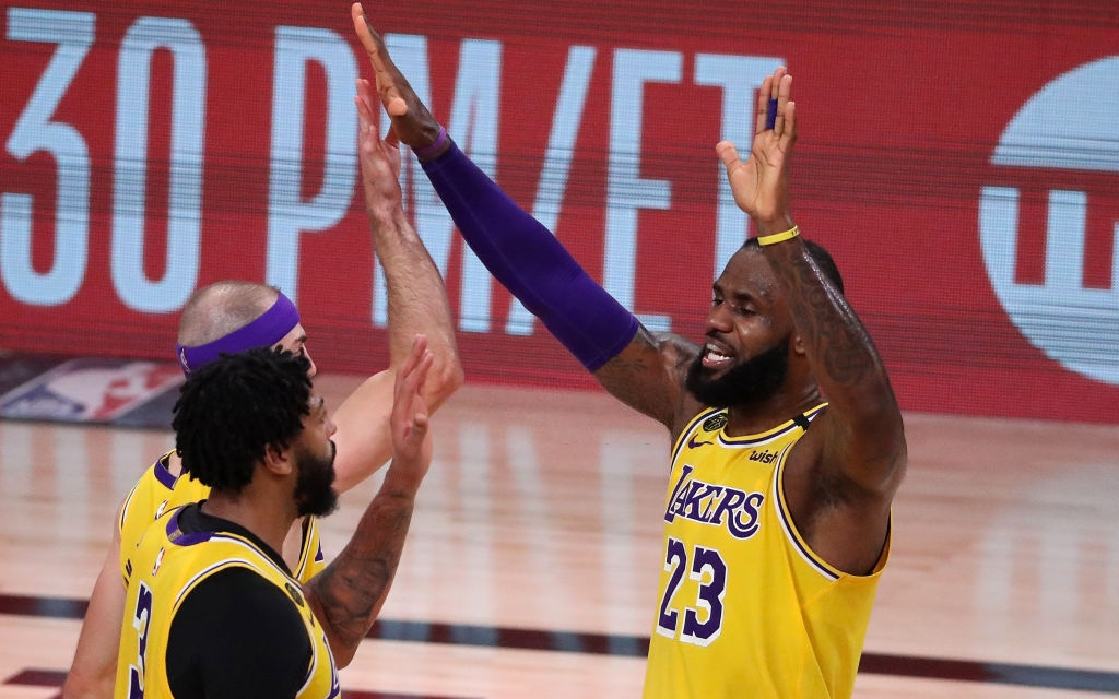 Los Angeles Lakers dễ dàng vượt qua Houston Rockets với 3 cầu thủ có double-double 