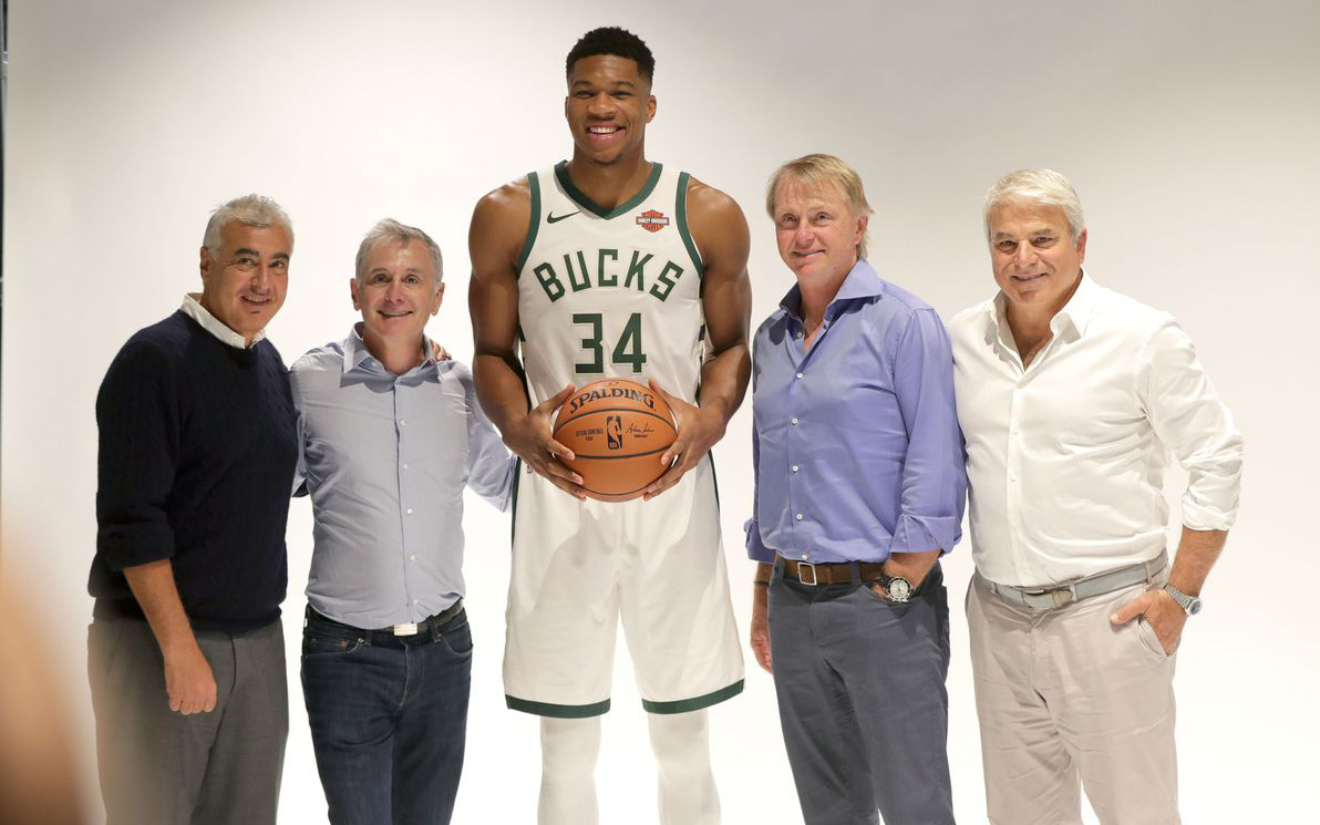 Milwaukee Bucks hứa hẹn những gì để níu kéo Giannis Antetokounmpo?