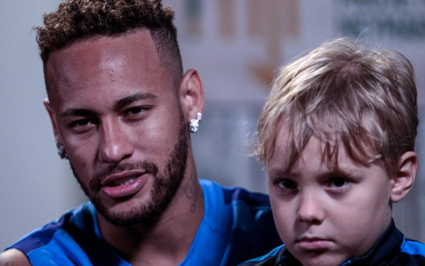 Động thái mới nhất của Neymar trước thông tin bị nhiễm COVID-19: Vẫn vui vẻ chơi đùa cùng con trai, không đeo khẩu trang hay giãn cách như chẳng có chuyện gì xảy ra