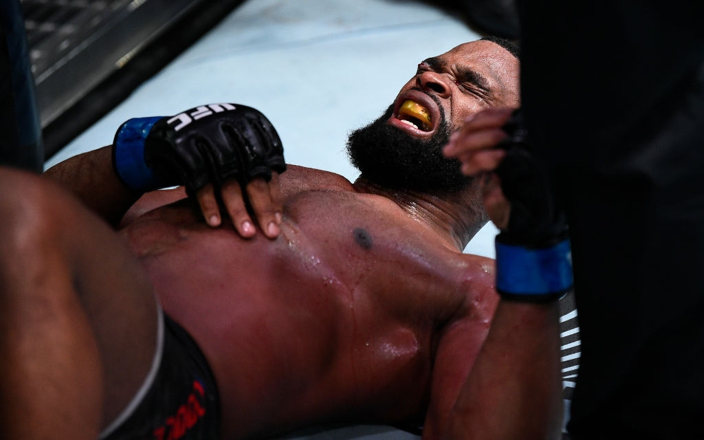 Cận cảnh chấn thương gãy xương sườn Tyron Woodley phải chịu trong thất bại trước Colby Covington