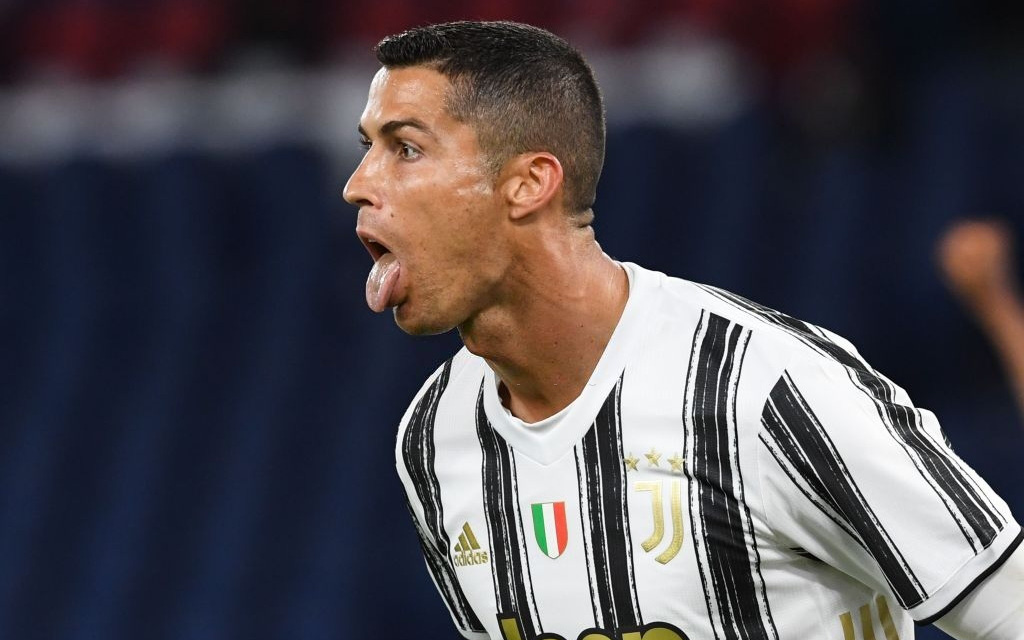 Ronaldo chói sáng với cú đúp bàn thắng "cứu" Juventus thoát thua ở thành Rome