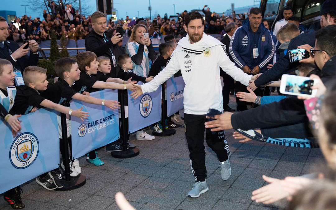 Messi ở lại, nhưng trong bao lâu, và Man City có còn cơ hội?