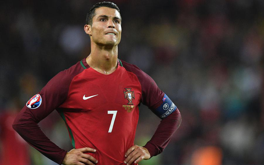 Ronaldo mất cơ hội ghi bàn thứ 100 cho tuyển Bồ Đào Nha chỉ vì một vết ong đốt