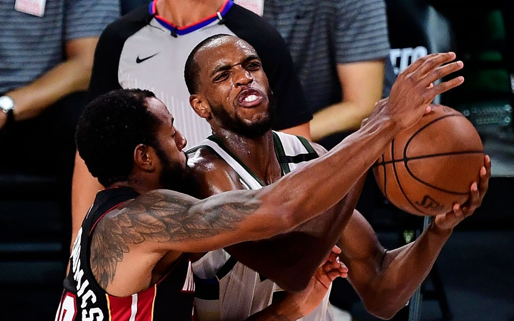 Giannis Antetokounmpo lại chấn thương, Khris Middleton hoá người hùng giúp Milwaukee Bucks "sống sót" tại Playoffs 2020