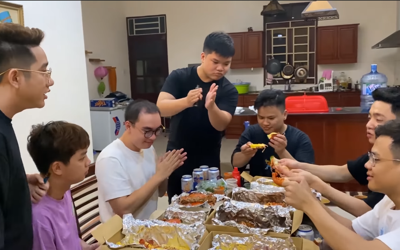 Tham quan gaming house mới của Team Flash cùng quản lý Harvin: Rộng rãi, sang trọng lại còn cực gần khu vực thi đấu