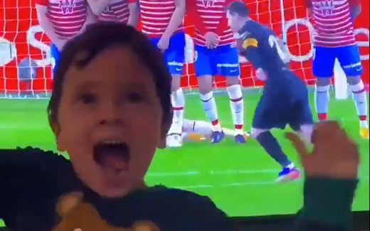 Thấy bố sút phạt "quái" ghi bàn, hai cậu con trai nhà Messi nhảy cẫng ăn mừng cực đáng yêu