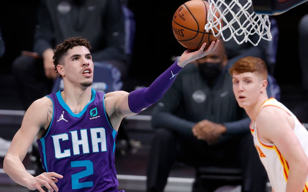 Thi đấu thăng hoa, LaMelo Ball làm nên lịch sử NBA ở tuổi 19