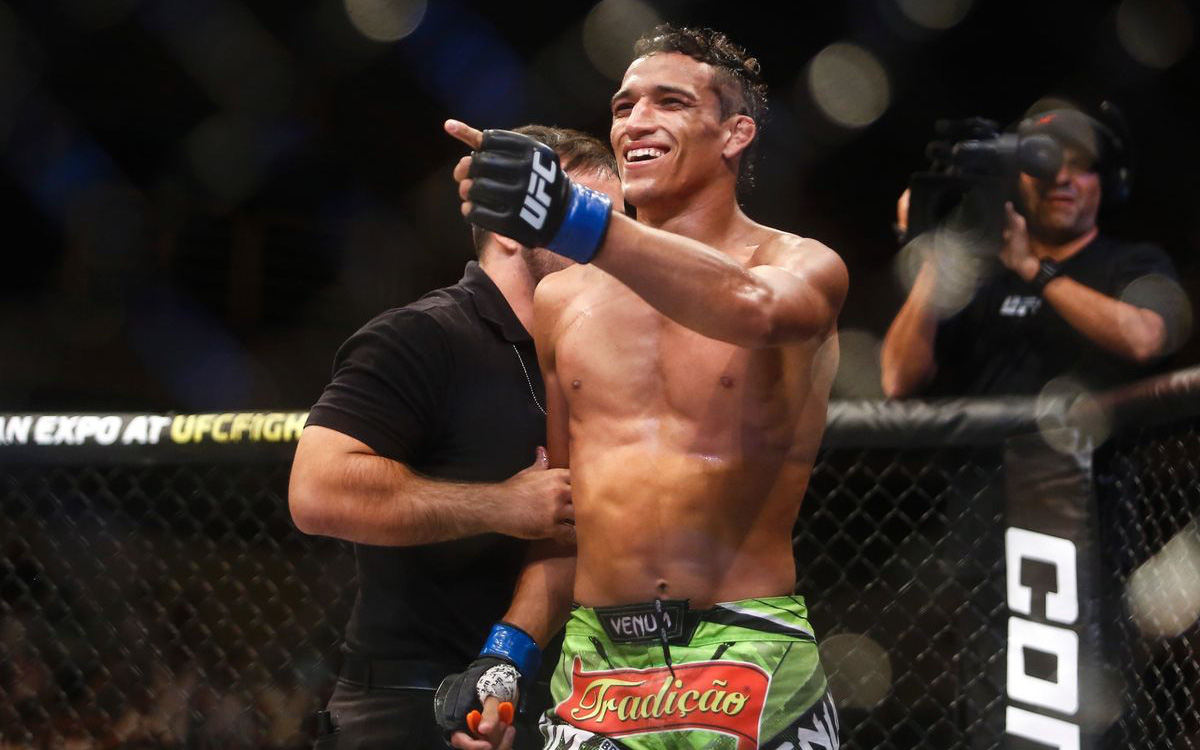 Charles Oliveira từ chối thượng đài với cựu vương Bellator Michael Chandler vì vấn đề cân nặng