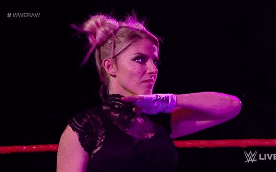 Fan hết hồn khi chứng kiến mỹ nhân Alexa Bliss ném quả cầu lửa trúng mặt của Randy Orton
