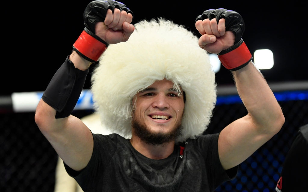 Em họ của Khabib ra mắt ấn tượng tại UFC, khóa bất tỉnh đối thủ ngay ở hiệp 2