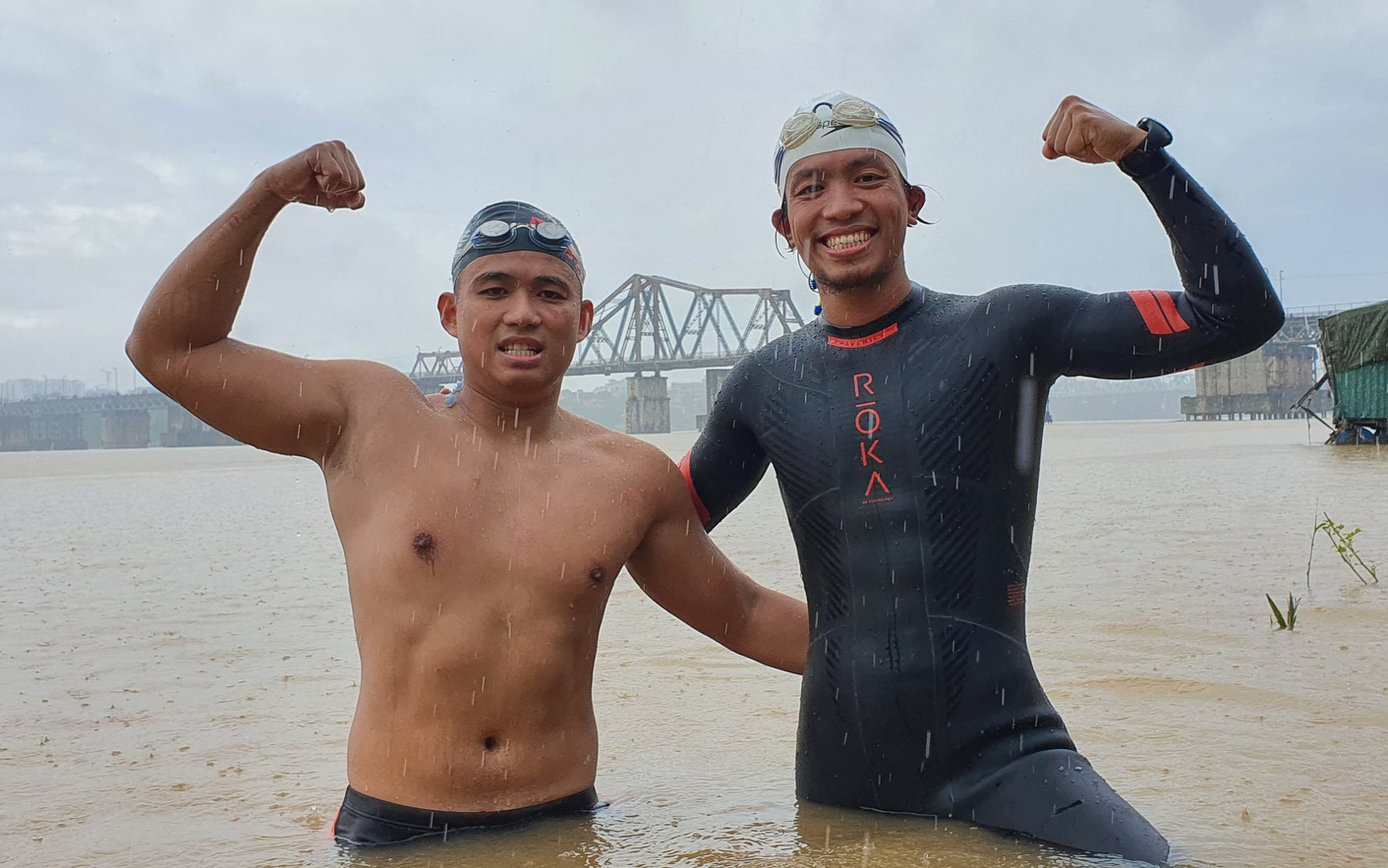 Hai người Việt làm điều khó tin: Bơi 200 km từ chân cầu Long Biên ra biển Thái Bình