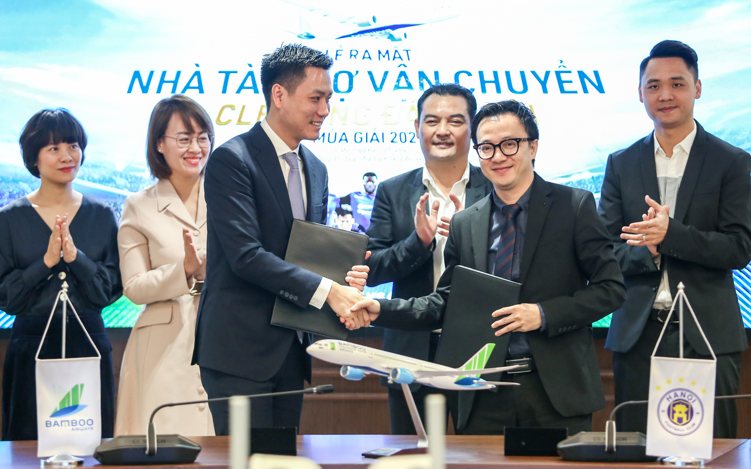 Hà Nội FC tiếp tục là CLB Việt Nam hiếm hoi có nhà tài trợ vận chuyển