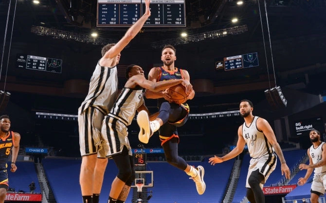 Golden State Warriors nuôi hi vọng Playoffs sau đại thắng San Antonio Spurs