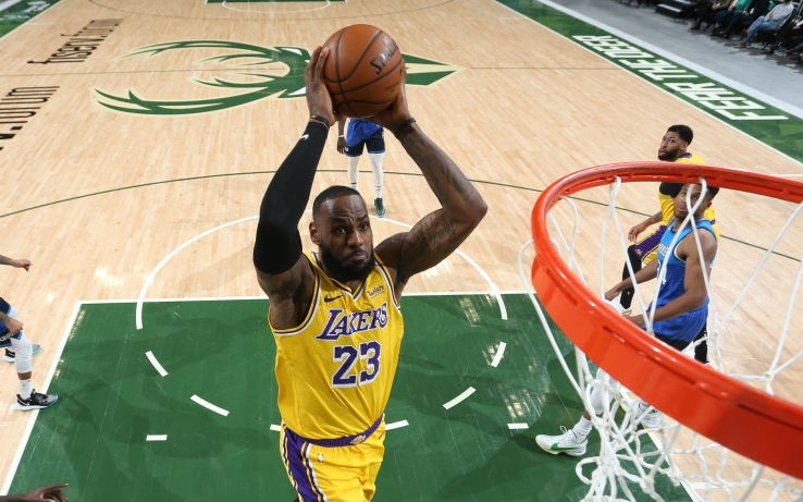 Ném ba điểm "cháy rổ" Milwaukee Bucks, Los Angeles Lakers nối dài thành tích bất bại tại sân khách