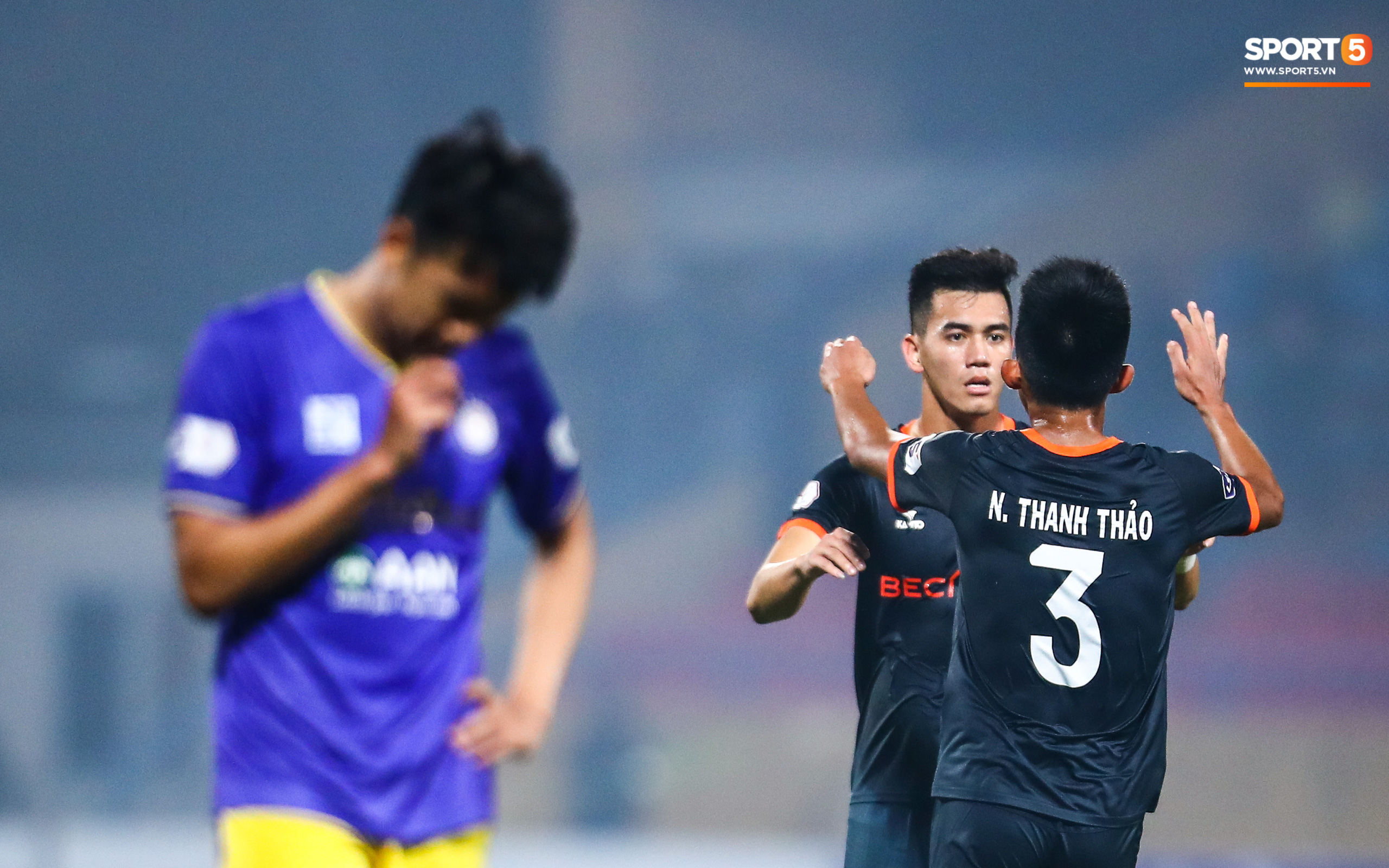 Mạnh "gắt" tái xuất, Hà Nội FC thua đau trên sân nhà 