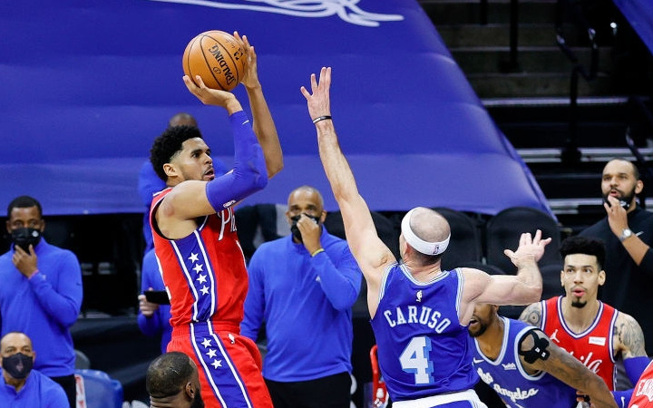 Tobias Harris tỏa sáng giây cuối cùng, đập tan cuộc lội ngược dòng ngoạn mục của Los Angeles Lakers