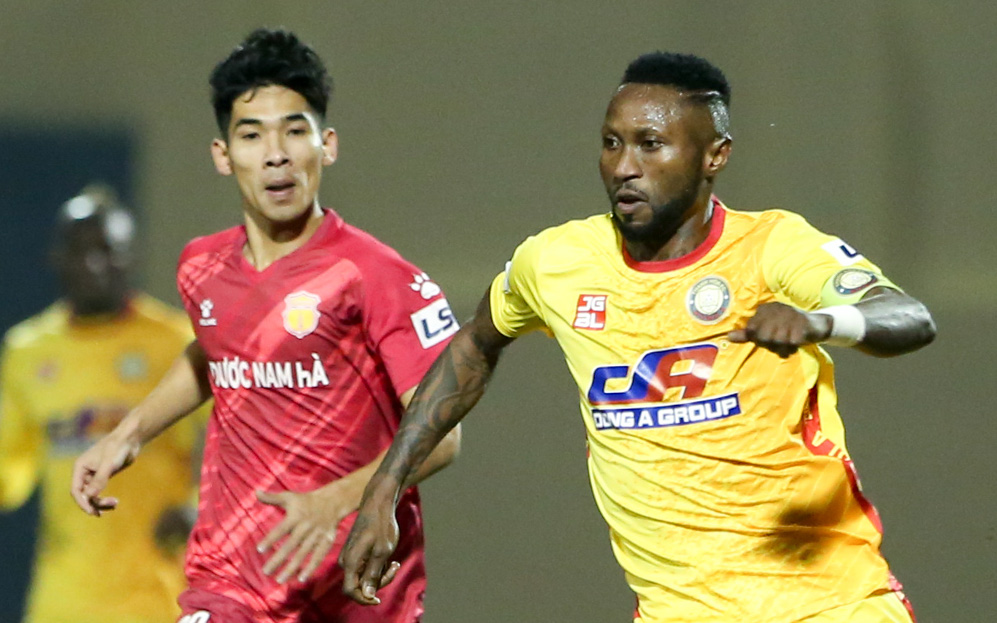 Tiền đạo ghi nhiều bàn nhất V.League bỏ lỡ cơ hội khó tin và cái kết xây xẩm mặt mày