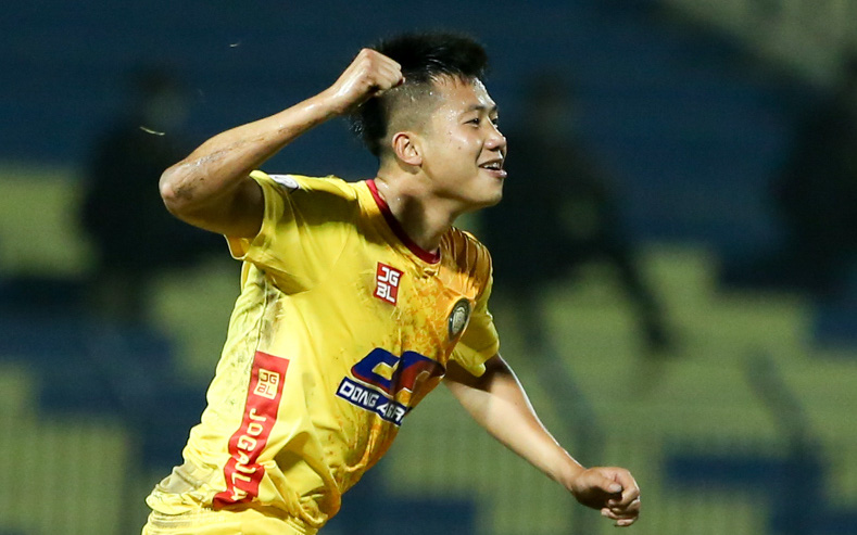 Cựu tuyển thủ U23 Việt Nam ghi bàn như Ronaldo trên mặt sân xấu tại V.League