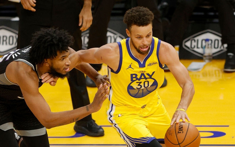 Bỏ qua mệt mỏi trong loạt back-to-back, Golden State Warriors bay cao trên đôi cánh Stephen Curry với chiến thắng 31 điểm