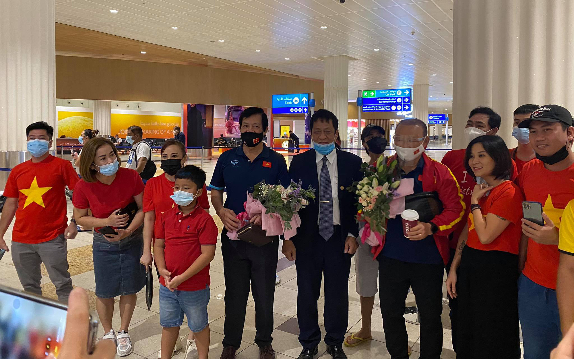Kiều bào tại Dubai đợi đến 4h30 sáng đón đội tuyển Việt Nam 