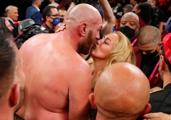 Chùm ảnh: Tyson Fury bảo vệ thành công đai WBC sau chiến thắng bằng KO mãn nhãn trước Deontay Wilder - Ảnh 14.