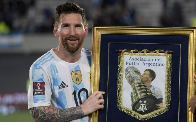 Messi ghi bàn "rùa" để lập kỷ lục và mở ra chiến thắng đậm cho Argentina trước Uruguay