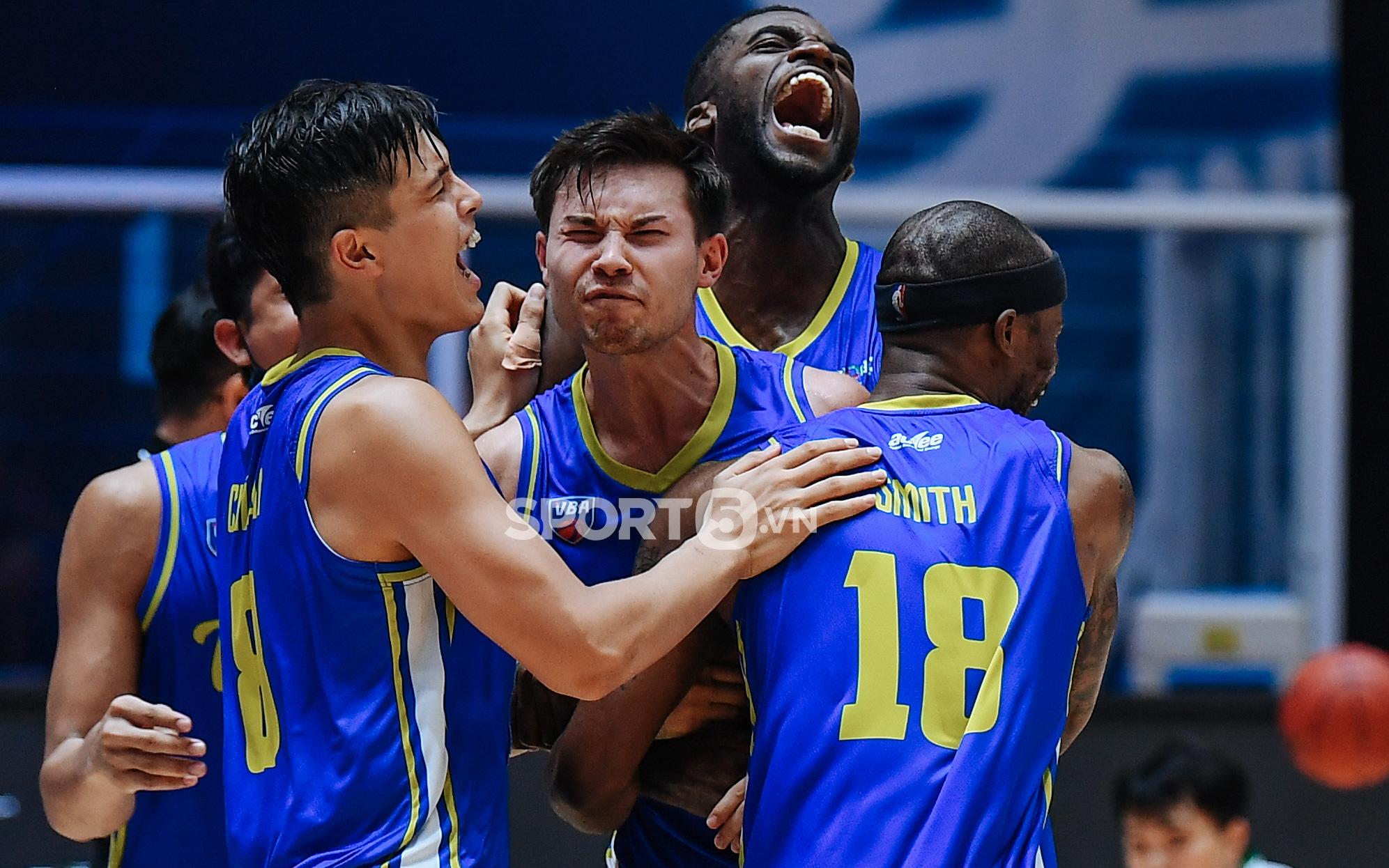 Clip: Vỡ oà cảm xúc trước siêu phẩm buzzer beater khó tin của Vincent Nguyễn