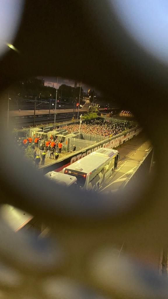 Đến cổ vũ muộn giờ thi đấu, fan Union Berlin bị cảnh sát sân Feyenoord thả chó nghiệp vụ cắn nhập viện - Ảnh 2.