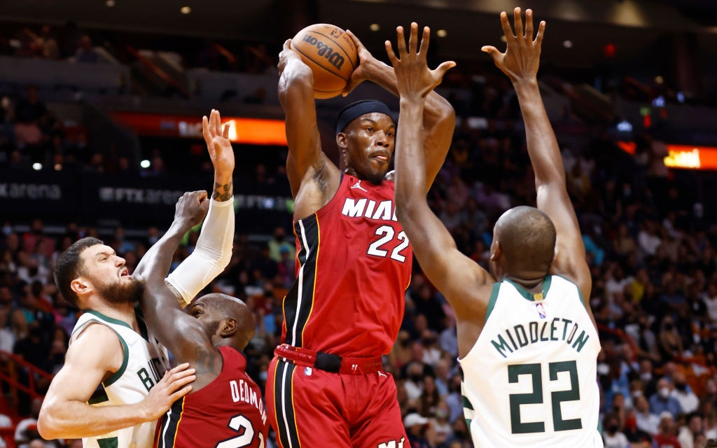 Miami Heat "nhấn chìm" Milwaukee Bucks trong trận mở màn NBA 2021/22