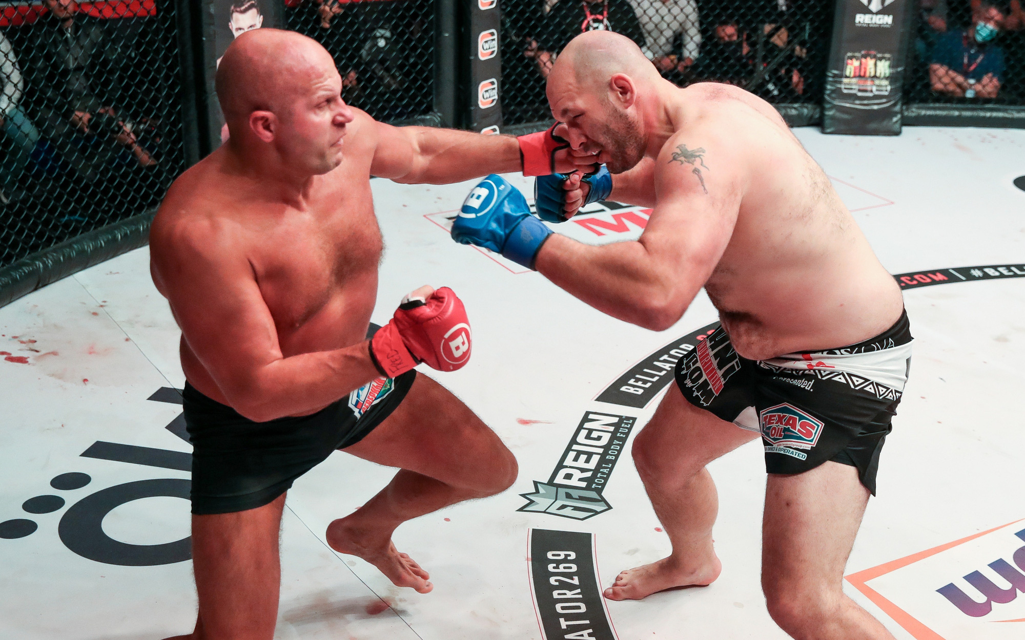 Tái xuất võ đài ở tuổi 45, huyền thoại Fedor Emelianenko giành chiến thắng knock-out ấn tượng chỉ sau 2 phút