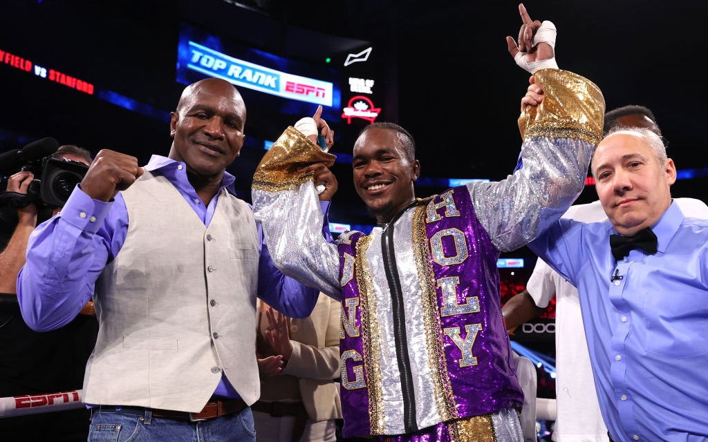 Con trai của huyền thoại Evander Holyfield gây ấn tượng bằng chiến thắng knock-out mãn nhãn