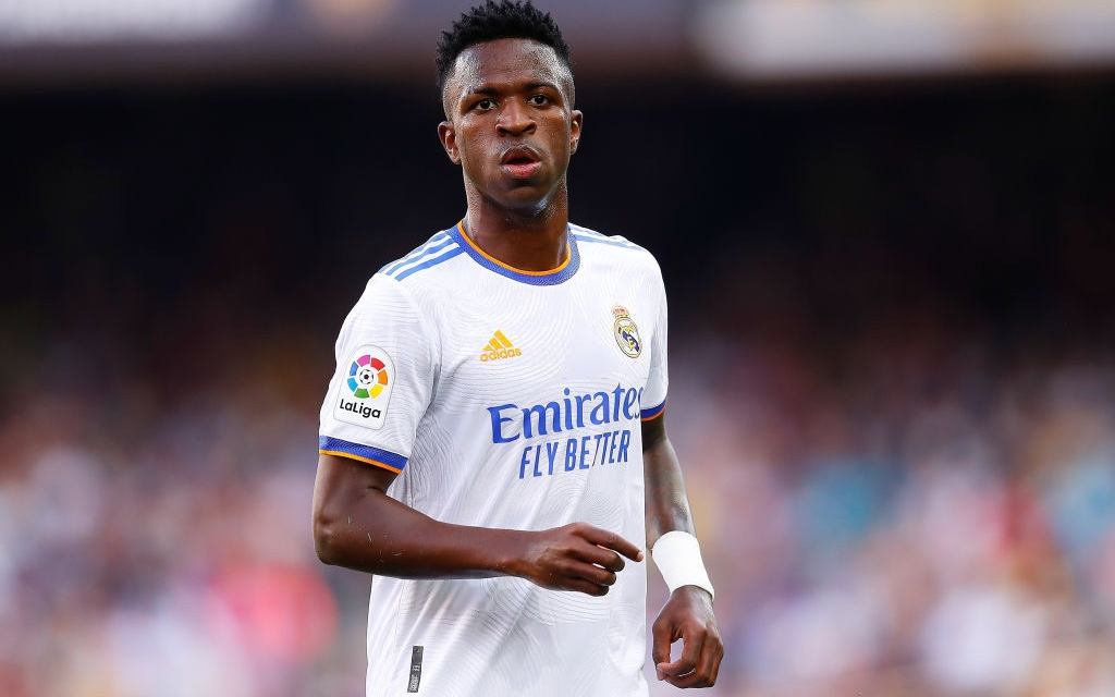 Truyền hình TBN khai thác nội dung cực độc: tỉ mẩn đếm được 66 lần Vinicius bị fan Barca giơ &quot;ngón tay thối&quot;