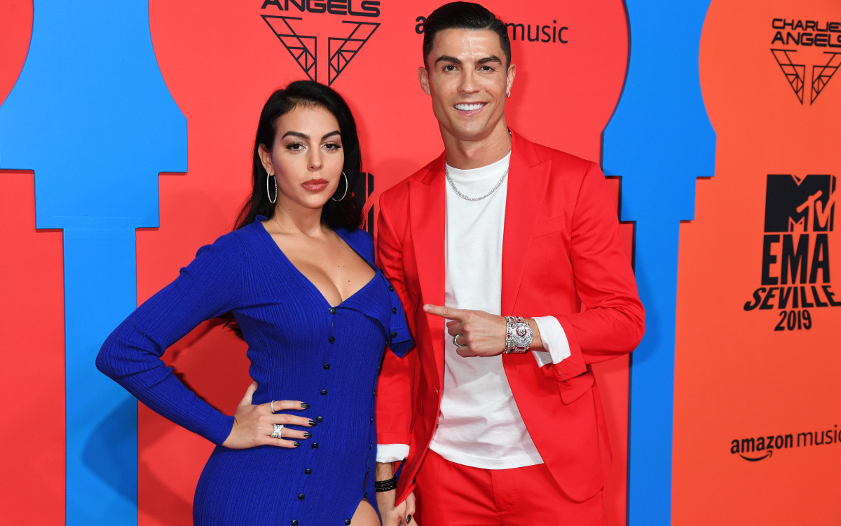 Vừa thông báo mang song thai, bạn gái Georgina và Ronaldo lại dự định cùng song ca?